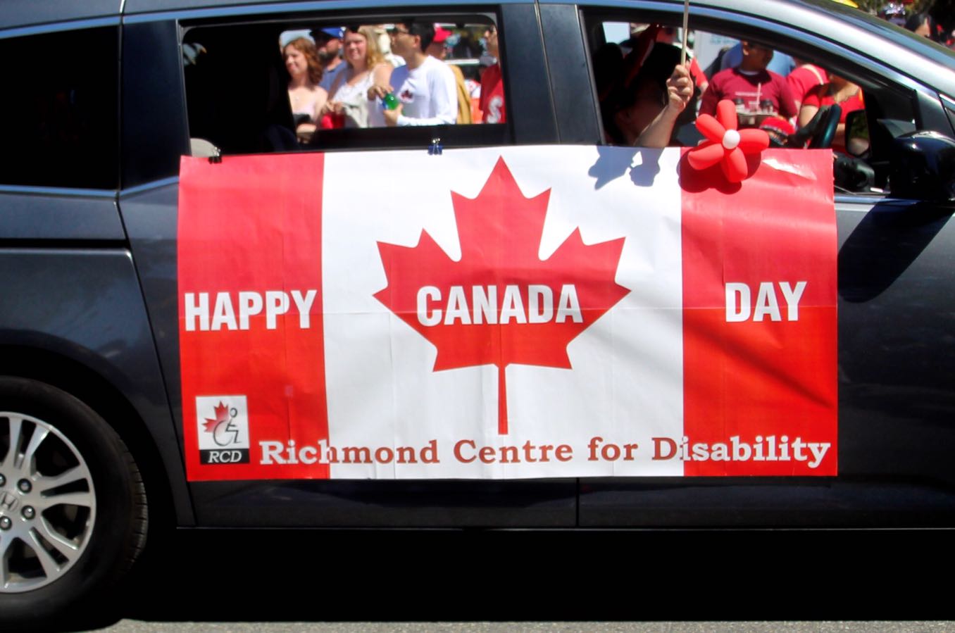 カナダデーの旗をつけている車