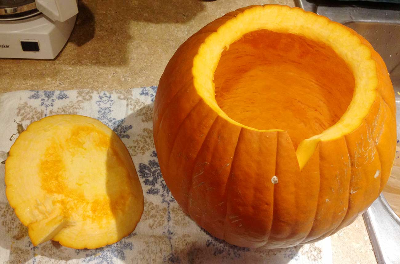 今からハロウィンかぼちゃを彫っていきます!