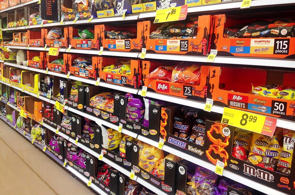 スーパーではハロウィン用のお菓子がいっぱい売っている