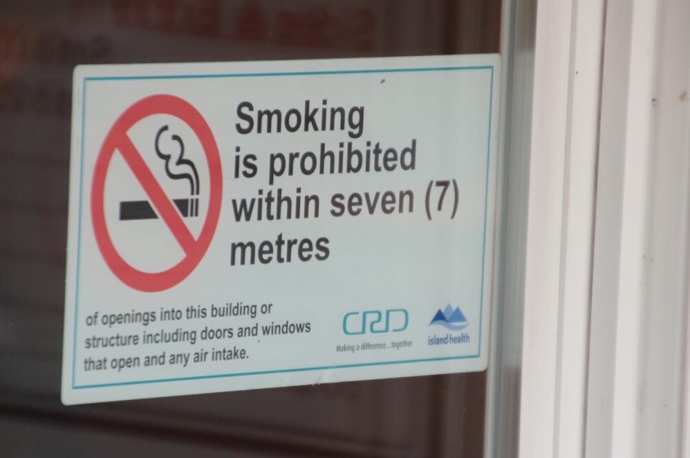 タバコは入り口から半径7メートル以内では禁止