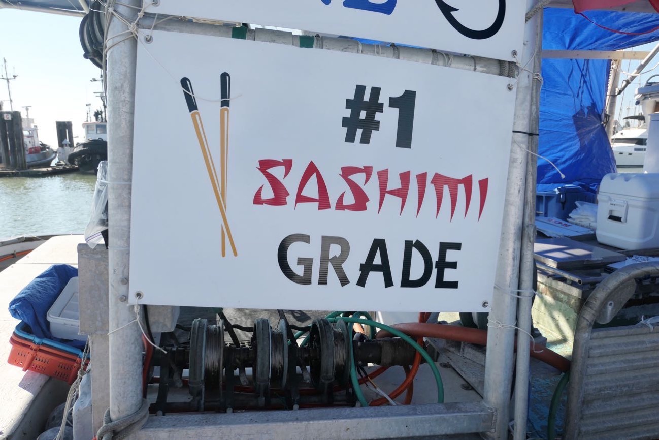 「Sashimi Grade（刺し身グレード）」と書かれた看板